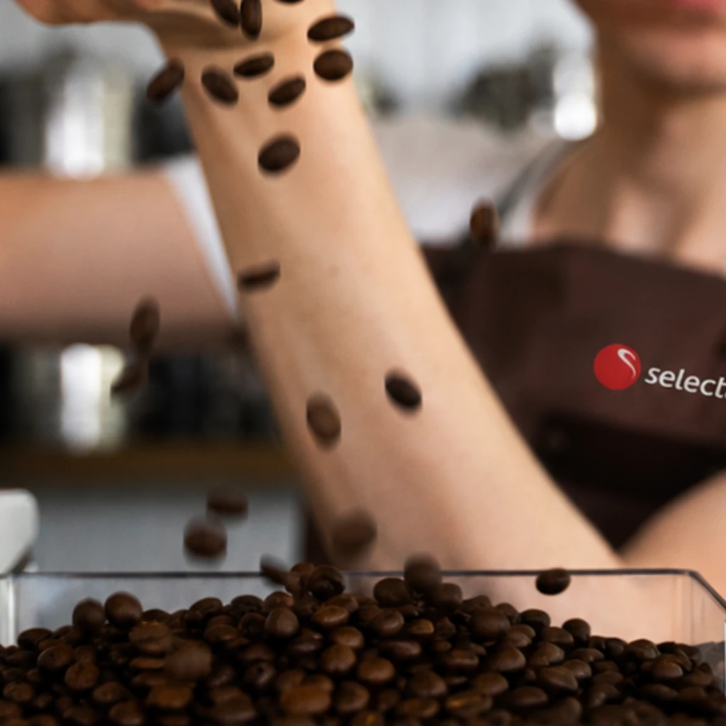 Påfylling av kaffebønner i kaffemaskin