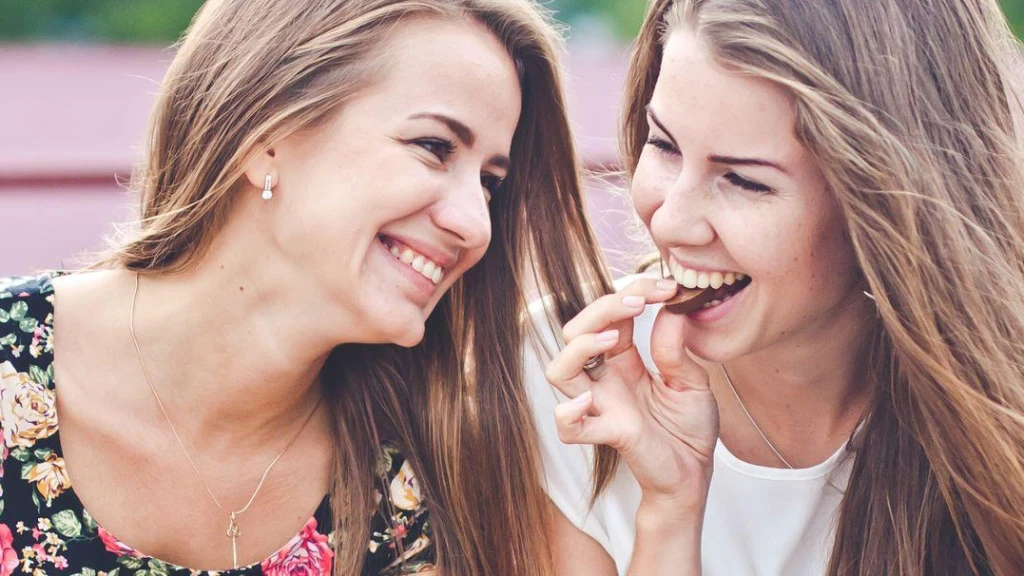 ___Girls having snacks.17582517053868344954.jpg